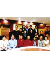 作者（前排左四）九十歲大壽時與家人合照。（圖片提供／吳炎生）之照片