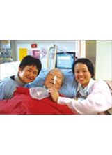 劉伯伯撤除維生醫療設備後，與彭小姐（左）及共照護理師楊琪（右）開心合照。（圖片提供／北區榮民安寧緩和資源中心）之照片