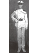 吳丁座著海軍少尉軍裝的英姿。（圖片提供／吳丁座）之照片