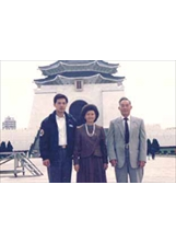 作者二十多年前帶著父母遊臺北，一起參觀中正紀念堂。 （圖片提供／蔡富澧）之照片