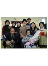 今年春節期間，潘家群老師（前左一）參加台南社教館瑞復益智中心義賣會，並和中心負責神父（後排中立者）、老師、記者，以及同學合影。（潘家群提供）之照片