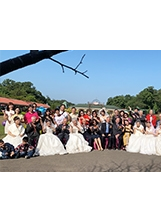 十對榮民長輩們在子女及親友祝福下，穿著白色婚紗再度攜手步上紅毯。之照片