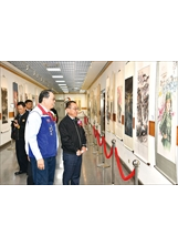 彭進明理事長（左）向傅副主委（右）介紹書畫家聯展中展出的名家作品。（圖／臺北市榮服處）之照片
