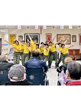 崇青社學生穿著迷彩軍服，表演唱歌答數，勾起長輩的回憶。（圖／臺北榮家）之照片