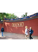 國外遊客也對孔廟極感興趣，到此一遊。（圖／林建榮）之照片