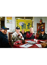 張有才（右二）等佤族前輩，描述當年搭機來臺，受到國軍及政府的妥善照顧，滿懷感恩。（圖／林建榮）之照片