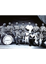 陳雯院長（後排右三）在民國50年成立的第一支康樂隊。（圖／北榮新竹分院）之照片