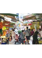 忠貞市場裡的美食與商品，充滿滇緬泰特色文化。（圖／金三角文化基金會）之照片