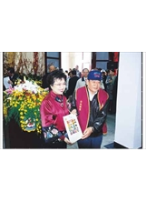 台北榮家反共義士平占芳先生，代表致贈江綺雯女士一二三自由日五十周年紀念郵票。之照片