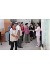 中榮嘉義分院護理人員為參訪民眾介紹外科病房新的設備與環境。（林大偉攝）之照片