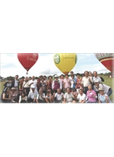 玉里榮院糖尿病病友前往臺東鹿野高台，參觀熱氣球嘉年華活動時合影。 （羅四維提供）之照片