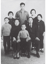 民國五十八年，賀秀蘭（二排左一）和父母（右二、左二）、兄弟姊妹的全家福。之照片
