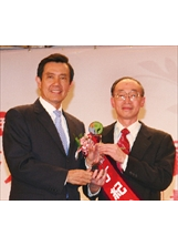 馬英九總統（左）頒發一百年公務人員傑出貢獻獎獎座予臺中榮總丁紀台主任。（楊進雄攝）之照片