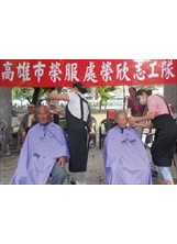 高雄市榮服處榮欣志工結合理髮師，為榮民榮眷義剪。    （王美鈺攝）之照片