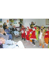 嘉義市仁愛幼稚園的小朋友們，唱唱跳跳，陪伴中榮灣橋分院的年長住院榮民歡度耶誕。 　（呂馥如攝）之照片