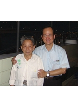 民國九十七年七月，馬蘭榮家輔導員楊志華（右），赴四川省重慶市，探視榮民張仁弟，轉達政府的關懷。之照片