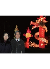 柯錦良（右）趕在龍年新春時節，偕同女兒到各寺廟賞燈，並在臺北松山慈惠堂「盤柱龍燈」前留影。之照片