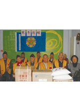 比盧榮光會理事長盧維光（前排右四）致贈生活必需品予會員。之照片