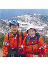 民國百年的春天，李兆名、 黃美菊夫婦參加聖母峰基地營健行 隊，在尼泊爾南切村落前留影。之照片