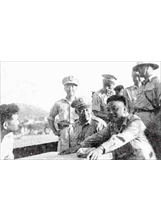 蔣故總統經國先生當年由胡宗南上將（前右二） 陪同視導前線部隊，與官兵討論當面敵情。之照片