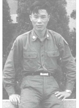 李滄在新竹關東橋服役時，在軍部營區留影。之照片