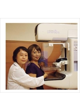 高雄榮總放射師王淑錦（左），為病患施行三度空間乳房攝影。（曾耀毅攝）之照片