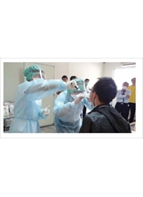 鳳林榮院實施流感防疫演習，醫護人員為患者採集檢體送驗。（曾祥瑞攝）之照片