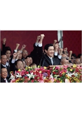 馬英九總統於國慶大會發表談話後，帶領與會人士高呼：中華民國萬歲！臺灣民主萬歲！     （總統府網站）之照片