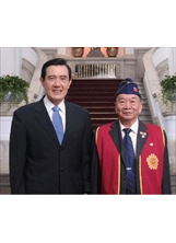 馬英九總統（左）日前於總統府接見香港榮光聯誼會，圖為馬總統與該會理事長吳漢廉合影留念。 （圖、文：輔導會）之照片