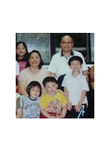 民國九十六年，陳雨松、張台新夫婦（二排右、中）和趁暑假來玩的孫子女合影。之照片