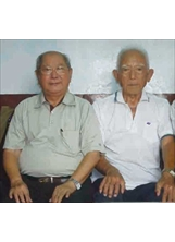 張如漢（左）多年前參加小崗山砲臺同袍聚會時，和同袍胡毓寶合影。之照片