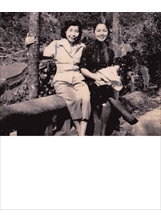 李幼貞阿姨（右）與作者的母親馮興湘女士年輕時的合照。（圖片提供／杜敏君）之照片