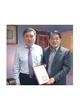 服務照顧處長林高智（右）代表董主委拜會王文洋董事長，並致贈感謝狀。 （圖片提供／服務照顧處）之照片