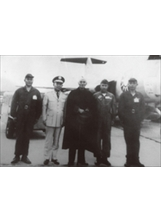 先總統蔣公與RF-101 團隊成員合影。（圖片提供／劉先昌）之照片