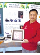 退役少校黃南榕在玻璃工藝創作行業，開創出事業第二春。（圖片提供／就學就業處）之照片