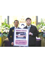 繆伯初（左）代亡妻捐贈救護車予中榮埔里分院，由葛光中院長代表受贈。（圖片提供／埔里分院）之照片