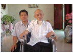 馬蘭榮家葉慶聰主任（左）往訪旅居大陸的年長榮民。