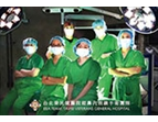 藍敏瑛主任（前排左二）領導王緯歆醫師（後排右一）等組成的「經鼻內視鏡手術團隊」，獲國際肯定。（圖／北榮）