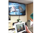 北榮醫護使用遠距行動醫療推車，以視訊三向溝通方式，向病患、家屬說明治療方向。（圖／北榮）