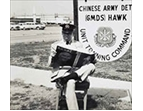民國52年，王應泉赴美接受飛彈維修訓練，在美國飛彈訓練基地前翻閱《勝利之光》，雜誌封面印著先總統蔣公的照片。（圖／王建民）