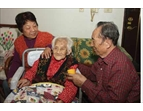 榮民楊文鈞伉儷侍母至孝，親切服侍一百零三歲母親，洋溢溫馨和樂的氣氛。（台南市榮服處提供）
