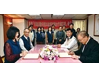 主任委員（前右）與臺北城市科大校長馮美瑜（前左）簽署合作備忘錄，以提升退除役官兵職場競爭力。（圖／林建榮）