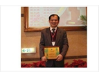 輔導會人事處副處長陳昭欽代表領取專書閱讀心得寫作競賽團體第一名獎牌。（張光棣攝）