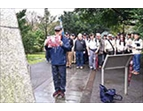 主任委員在國際終戰和平紀念園區紀念碑前獻花，向二戰期間犧牲受難的戰俘致敬。（圖／林建榮）