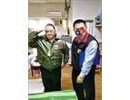 榮民孟袁伯伯（左）穿上臺北市榮服處服務組組長張伯英（右）送來的飛行夾克，顯得帥氣又有精神。（圖／臺北市榮服處）