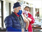 北榮桃園分院醫護，為八德榮家住民及職員工施打第三劑疫苗，以提升免疫力。（圖／八德榮家）
