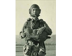楊德孚先生年輕時在特種部隊接受跳傘訓練，展現無畏與犧牲奉獻的愛國精神。（圖／新竹榮服處）