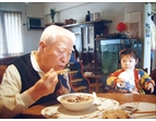 作者張健常的父親張擇仕（左）與孫女共餐，其樂融融。（圖／張健常）