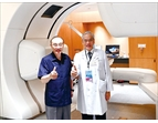 主任委員（左）由陳威明院長陪同，參觀北榮重粒子癌症治療中心，對這項先進設備讚不絕口。（圖／林建榮）
