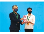 高榮臺南分院獲得「TSAA台灣永續行動獎」之銅獎，由國科會副主委林敏聰（左）頒獎予臺南分院護理部副主任林秀慧。（圖／高榮臺南分院）
